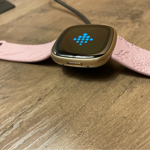 Fitbit Sense 2 like New still have the box - Picture 10 of 13